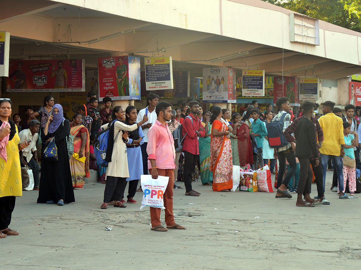 Huge Rush at Bus and Railway Stations in dussehra holidays 202424