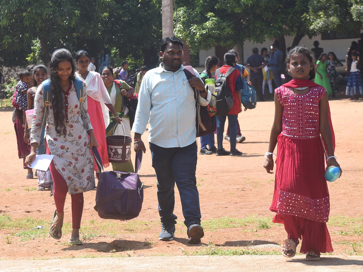 Huge Rush at Bus and Railway Stations in dussehra holidays 202427