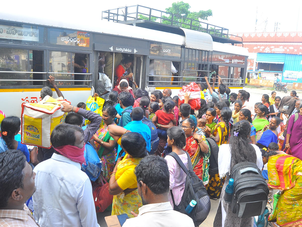 Huge Rush at Bus and Railway Stations in dussehra holidays 20243