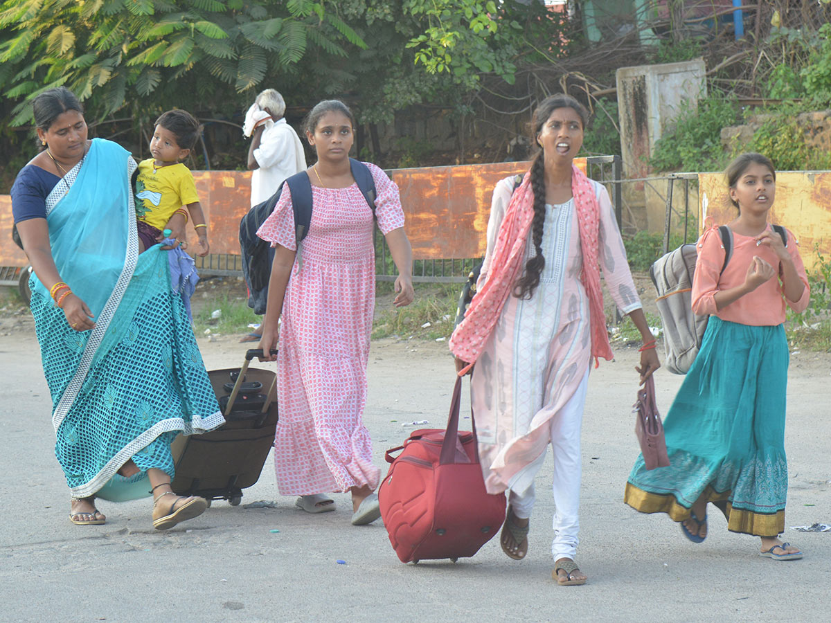 Huge Rush at Bus and Railway Stations in dussehra holidays 202428