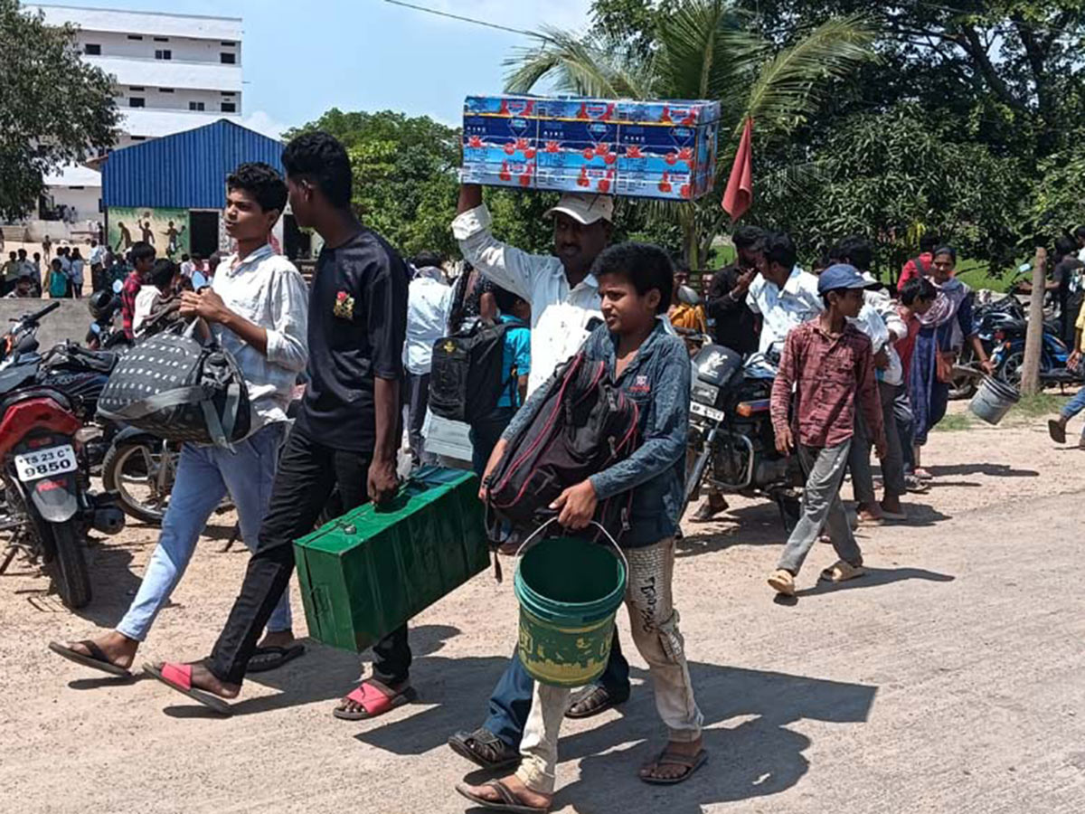 Huge Rush at Bus and Railway Stations in dussehra holidays 202430