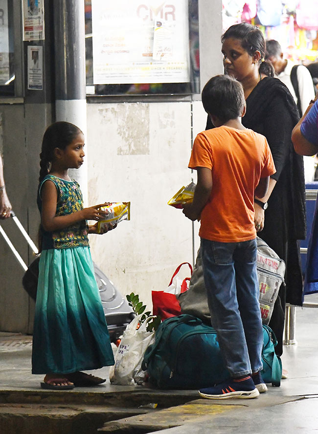 Huge Rush at Bus and Railway Stations in dussehra holidays 202433