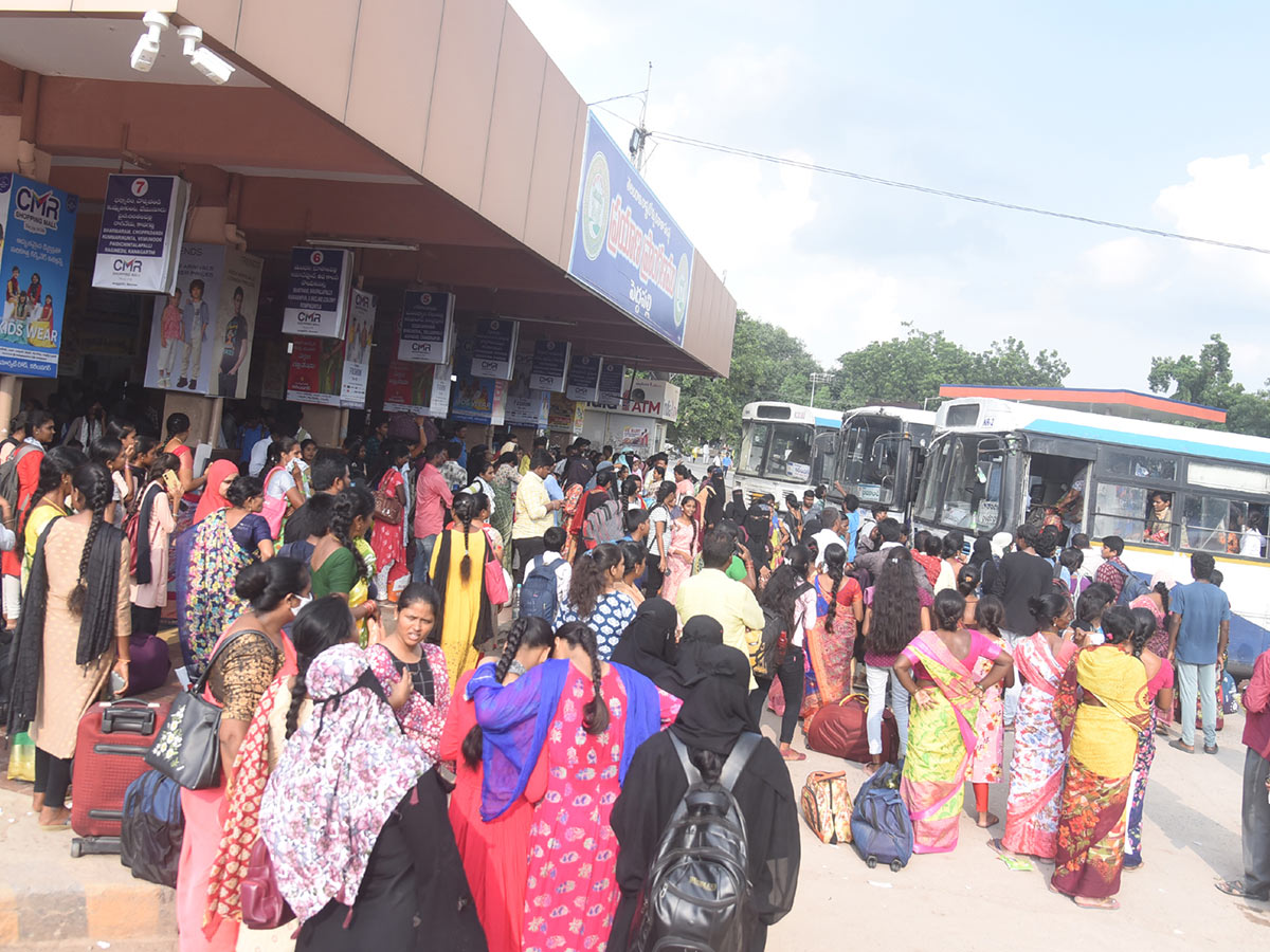 Huge Rush at Bus and Railway Stations in dussehra holidays 20244