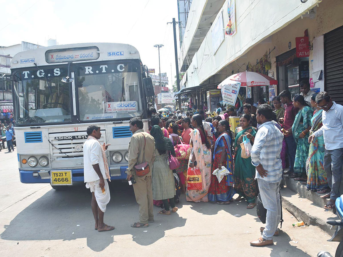 Huge Rush at Bus and Railway Stations in dussehra holidays 20246