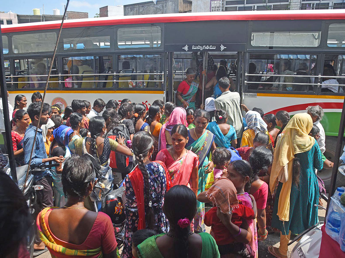 Huge Rush at Bus and Railway Stations in dussehra holidays 20247