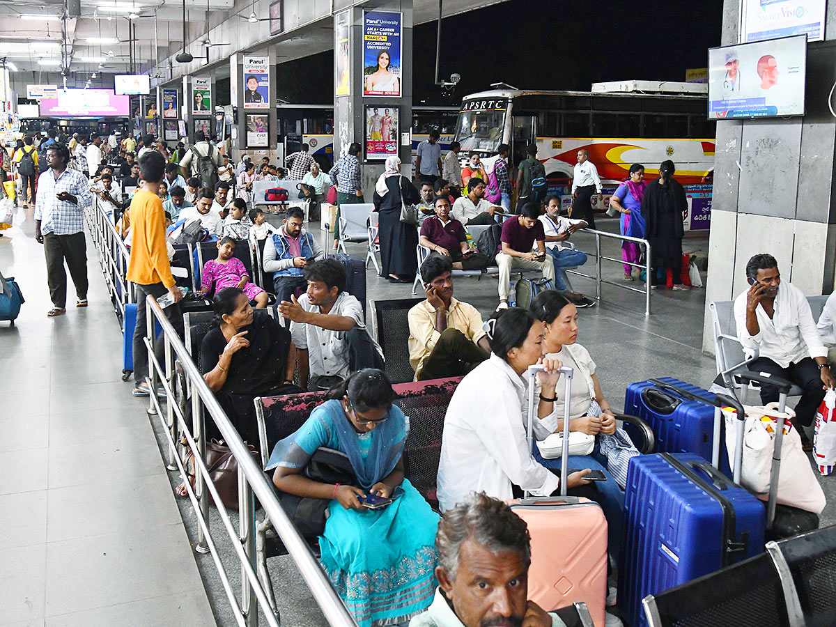 Huge Rush at Bus and Railway Stations in dussehra holidays 20248