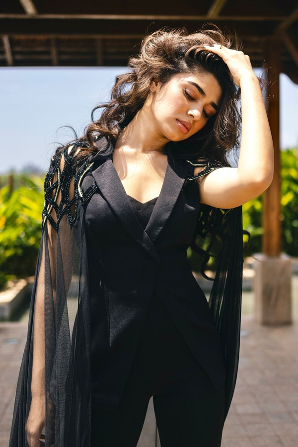 Tollywood Beauty Krithi Shetty Surge Like A Black Butterfly Photos Viral2