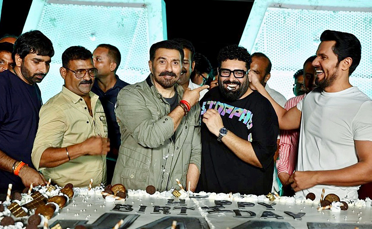 Sunny Deol’s 67th birthday on sets of Jaat Photos4