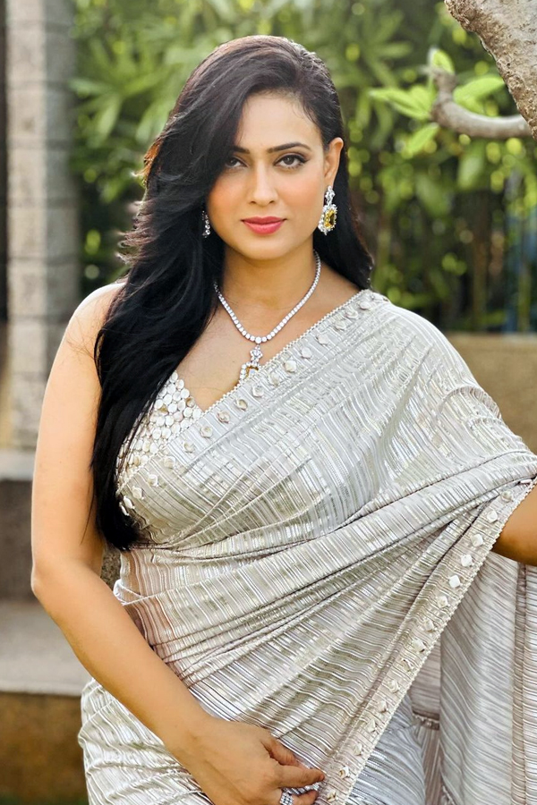 Shweta Tiwaris Fuchsia Saree Serves Fashion Inspiration10