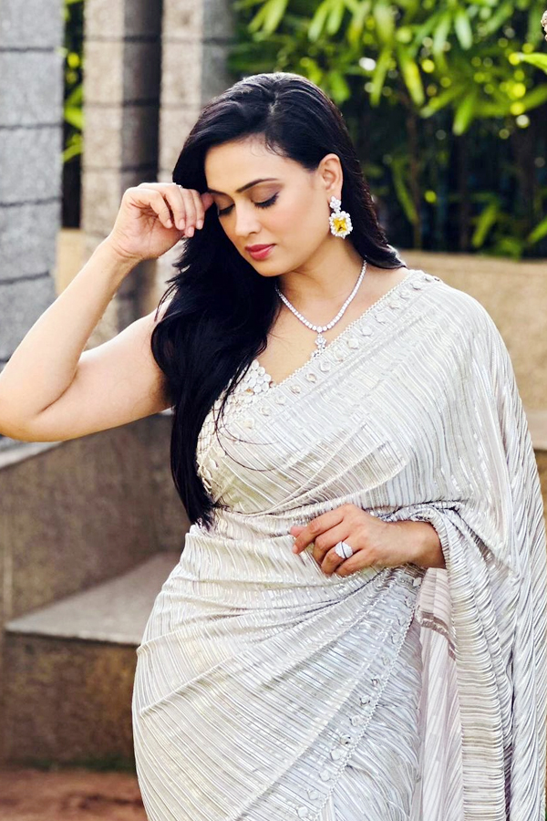 Shweta Tiwaris Fuchsia Saree Serves Fashion Inspiration11