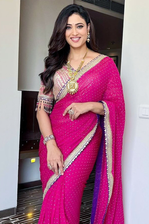 Shweta Tiwaris Fuchsia Saree Serves Fashion Inspiration2