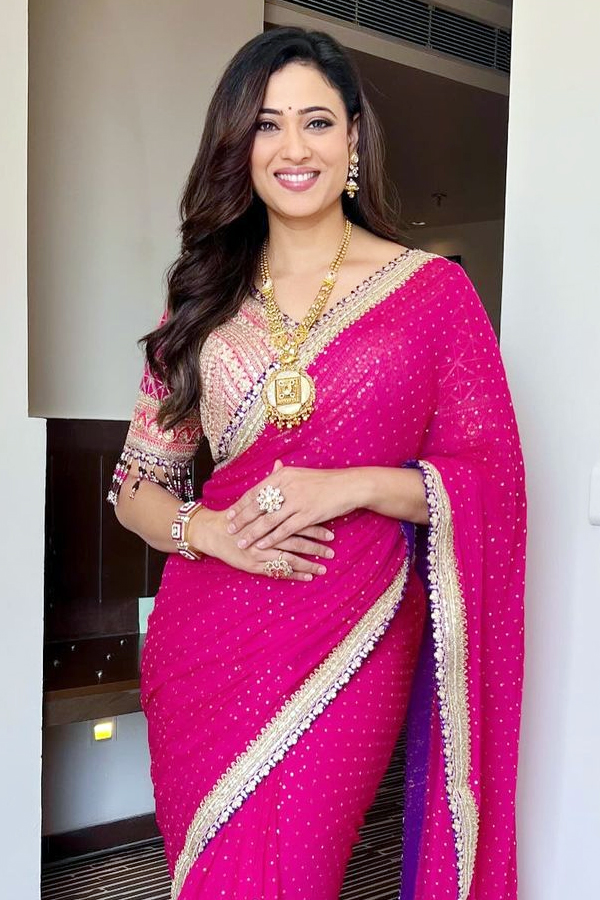 Shweta Tiwaris Fuchsia Saree Serves Fashion Inspiration3