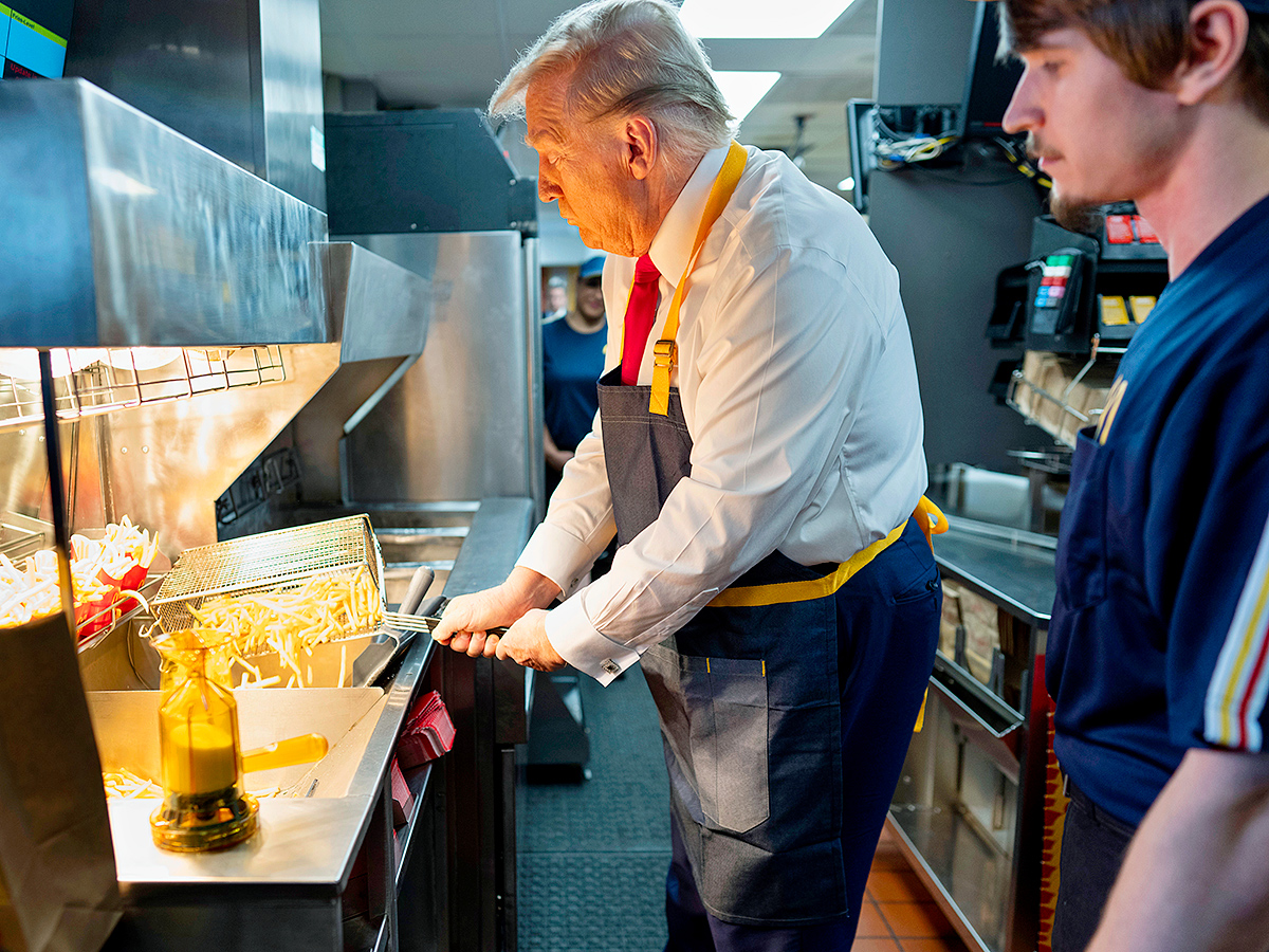 Donald Trump makes fries at McDonald's : Photos1