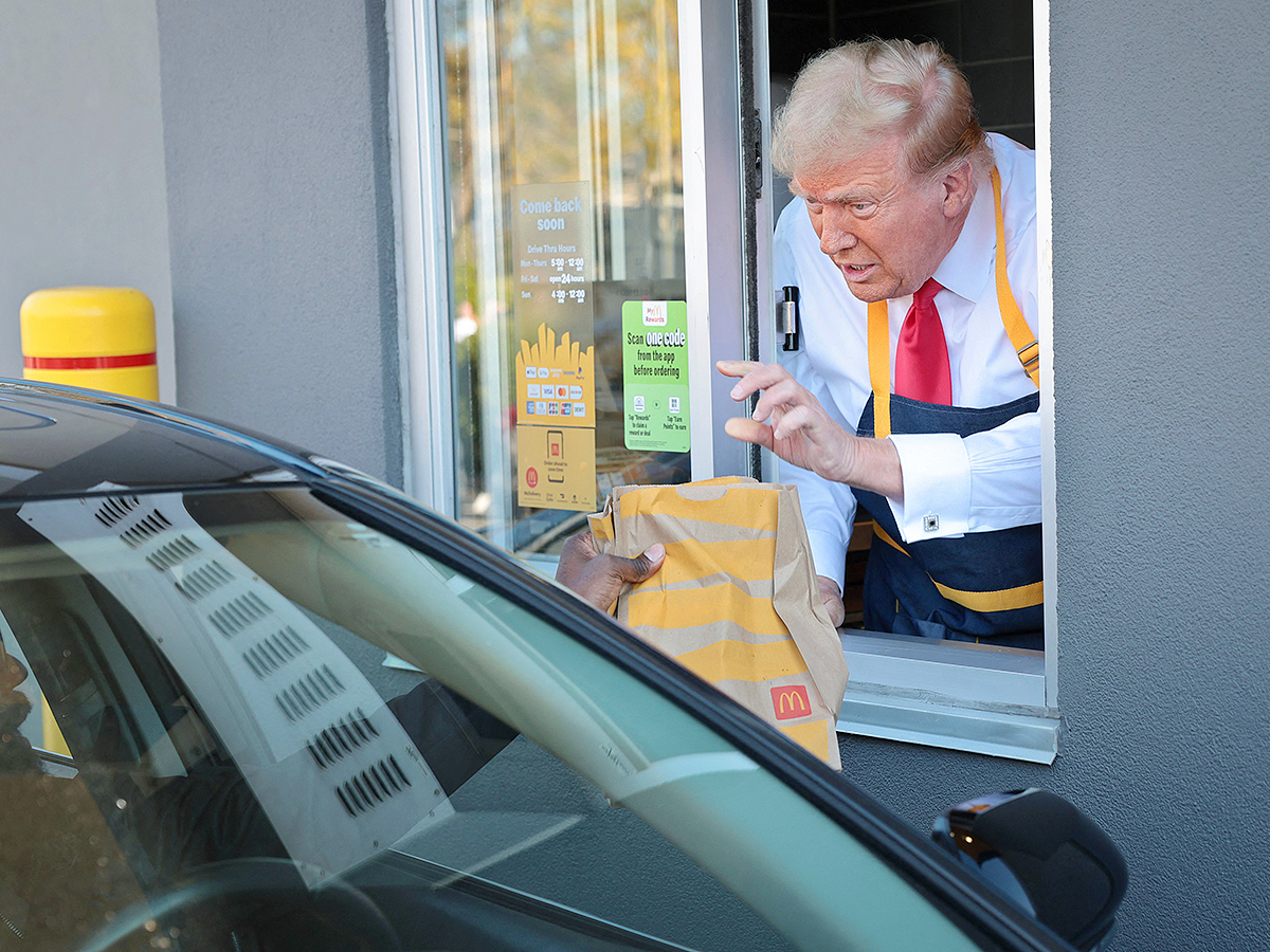 Donald Trump makes fries at McDonald's : Photos10