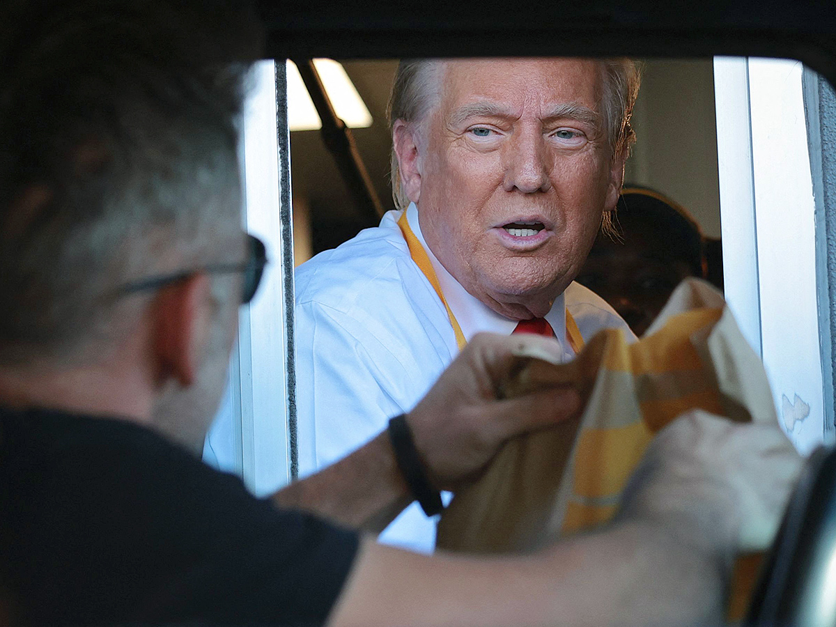 Donald Trump makes fries at McDonald's : Photos11