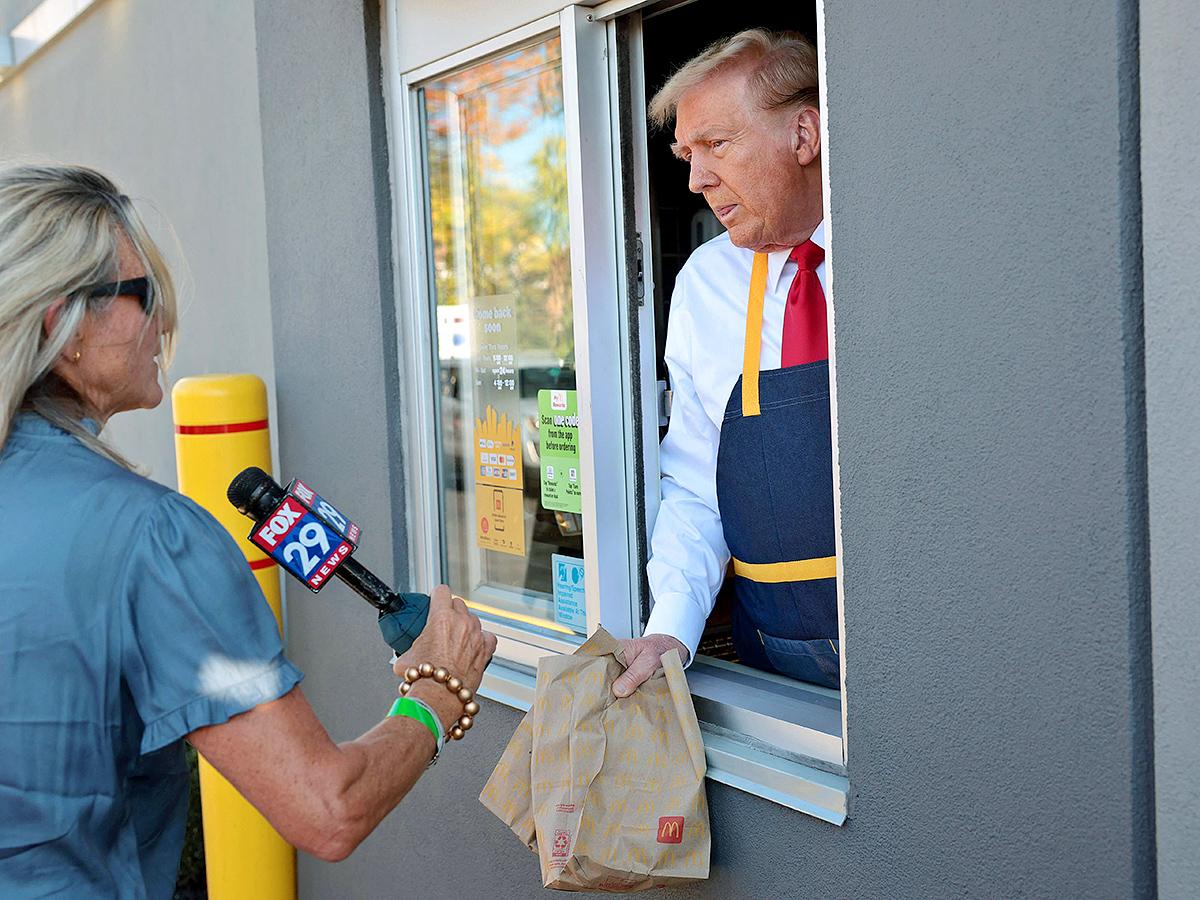 Donald Trump makes fries at McDonald's : Photos13