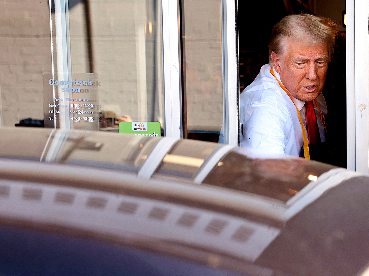 Donald Trump makes fries at McDonald's : Photos14