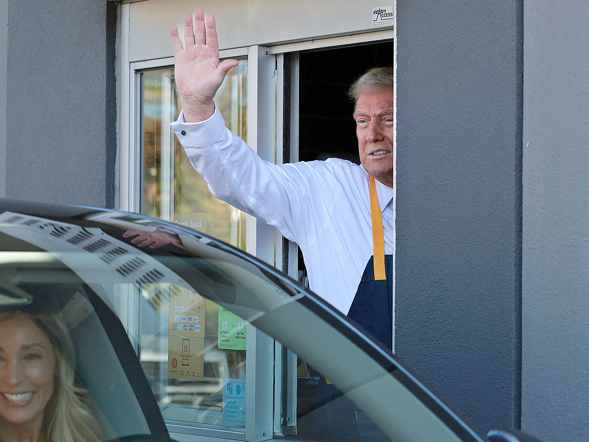 Donald Trump makes fries at McDonald's : Photos15