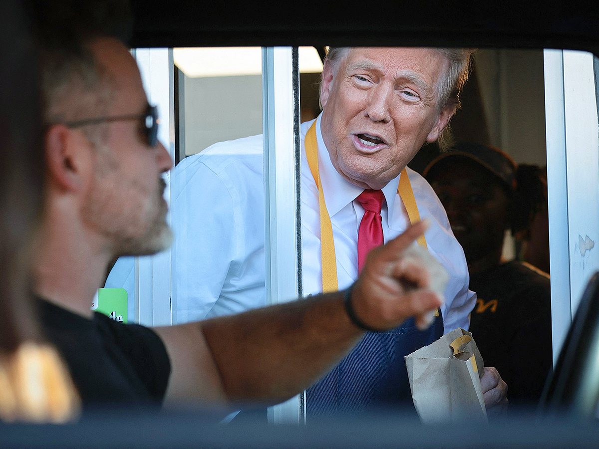 Donald Trump makes fries at McDonald's : Photos16