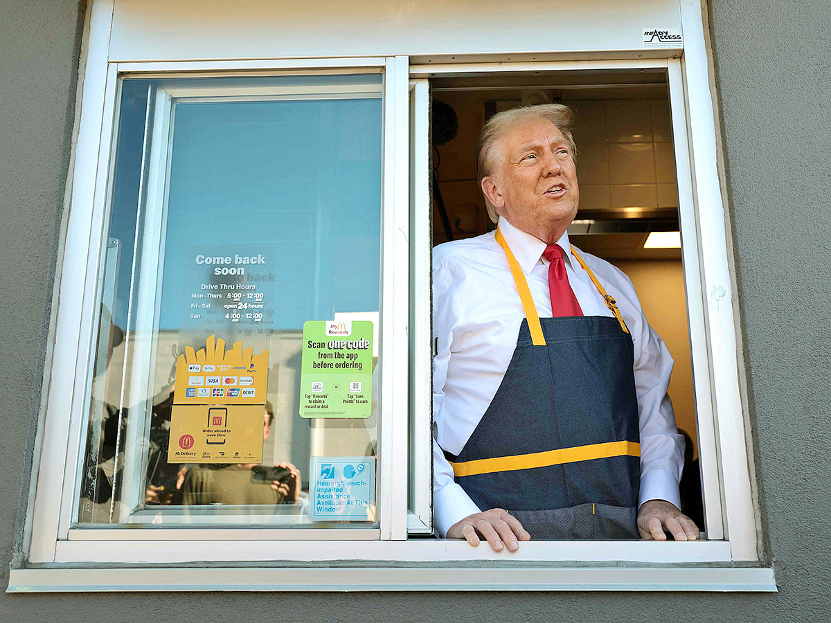 Donald Trump makes fries at McDonald's : Photos17