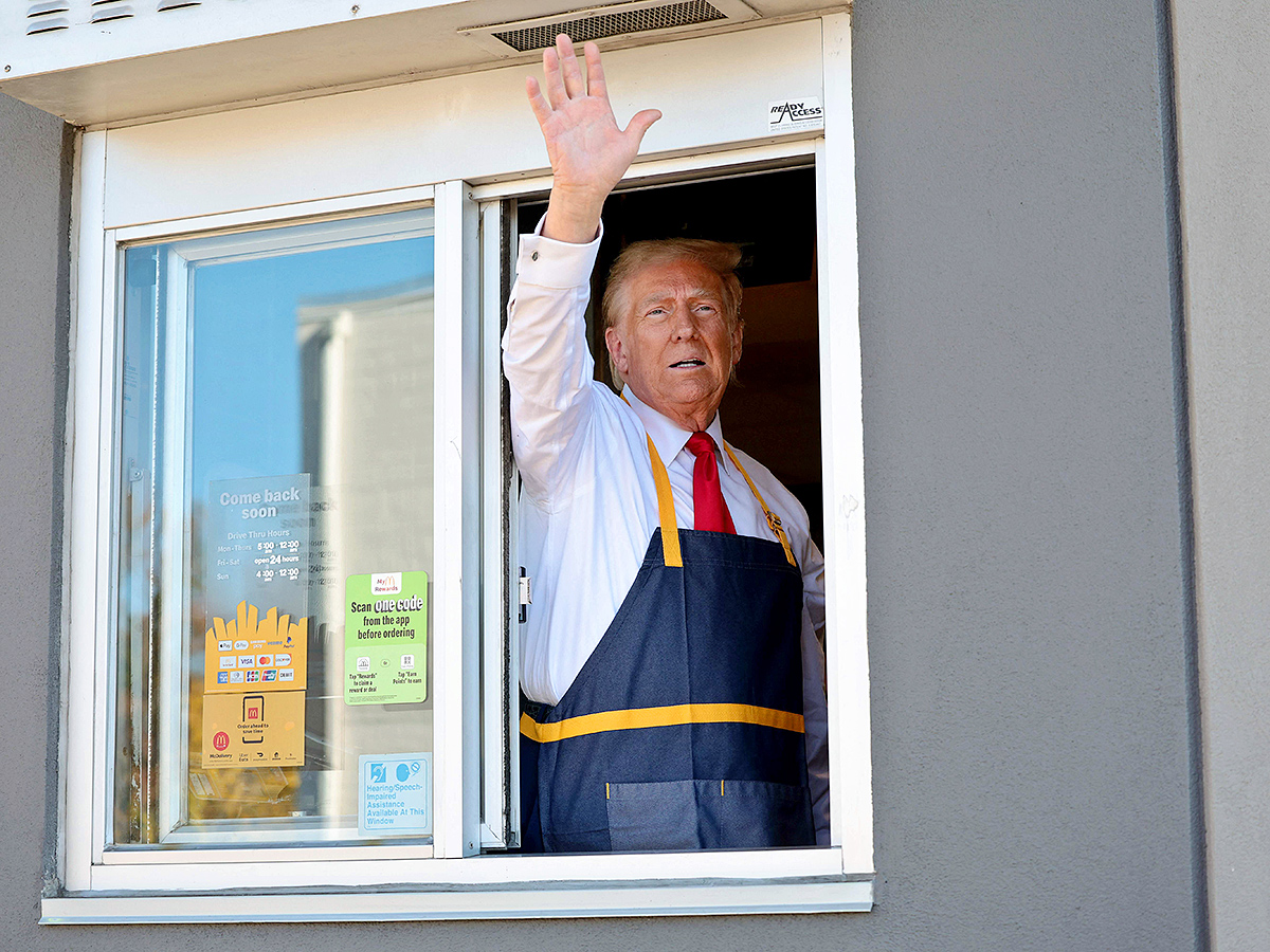 Donald Trump makes fries at McDonald's : Photos18