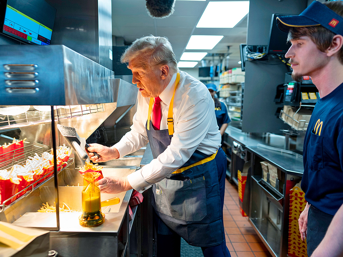 Donald Trump makes fries at McDonald's : Photos2