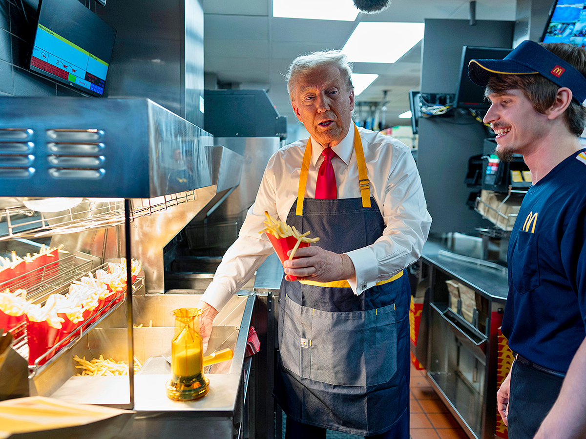 Donald Trump makes fries at McDonald's : Photos3