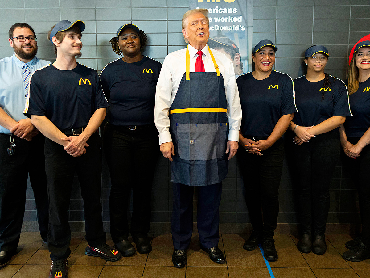 Donald Trump makes fries at McDonald's : Photos4