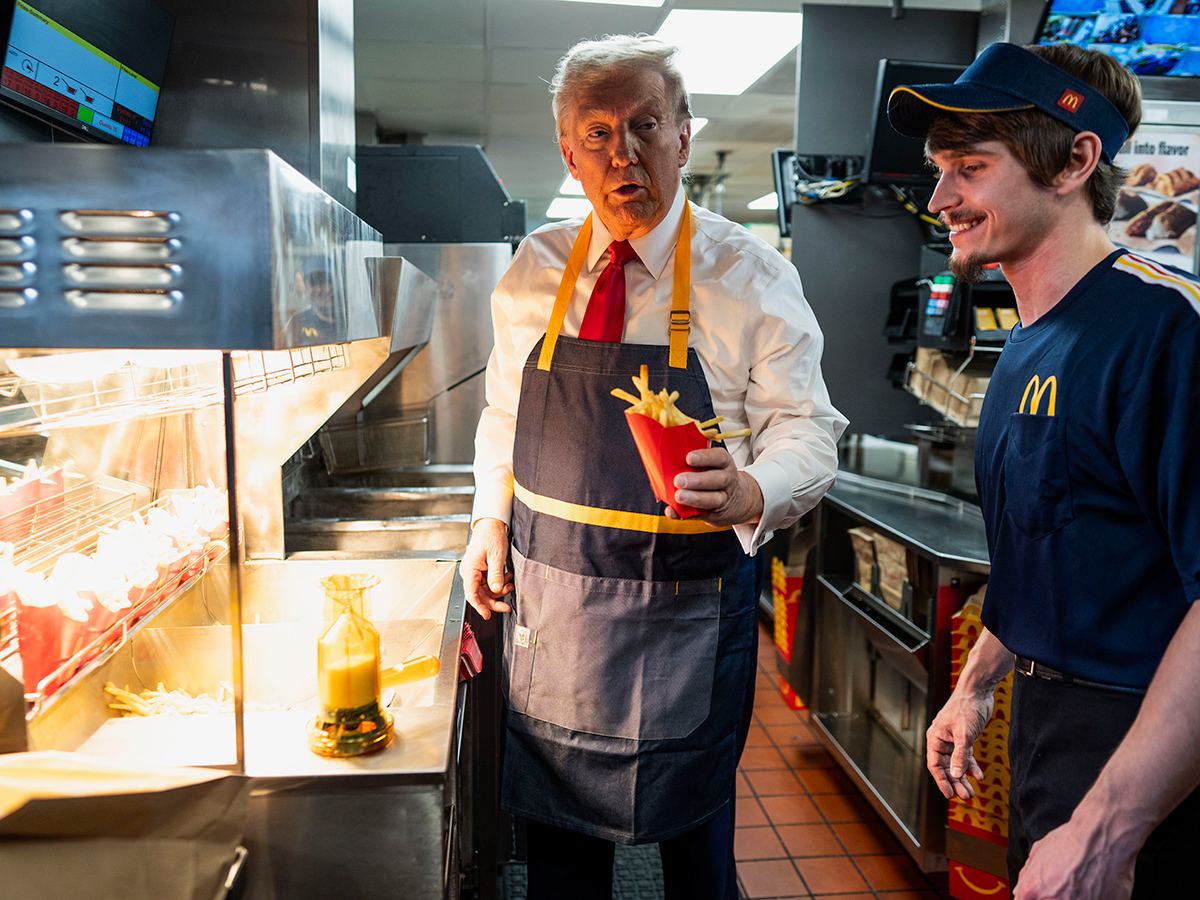 Donald Trump makes fries at McDonald's : Photos5