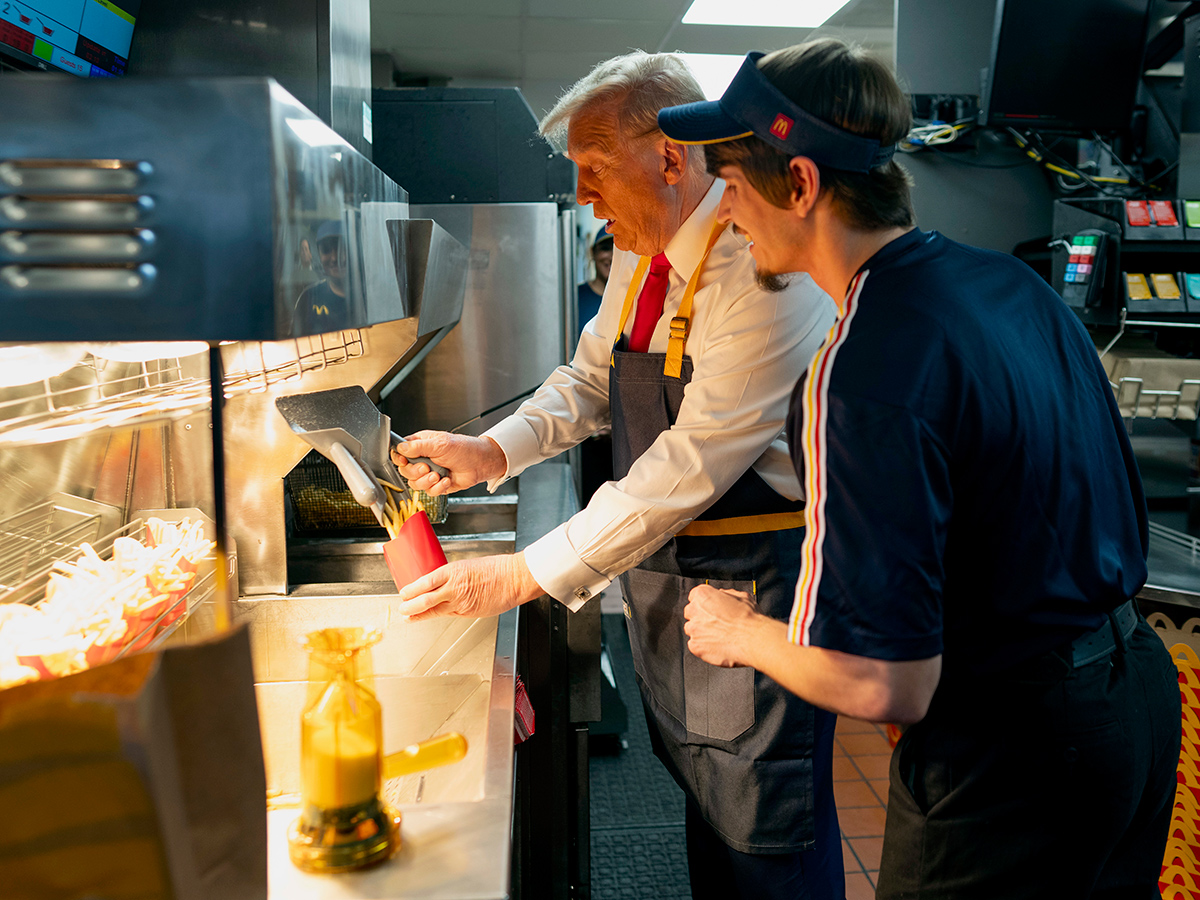 Donald Trump makes fries at McDonald's : Photos6