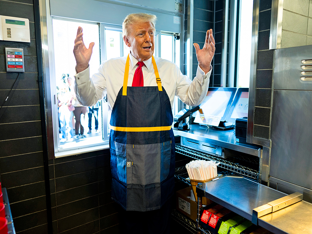 Donald Trump makes fries at McDonald's : Photos7