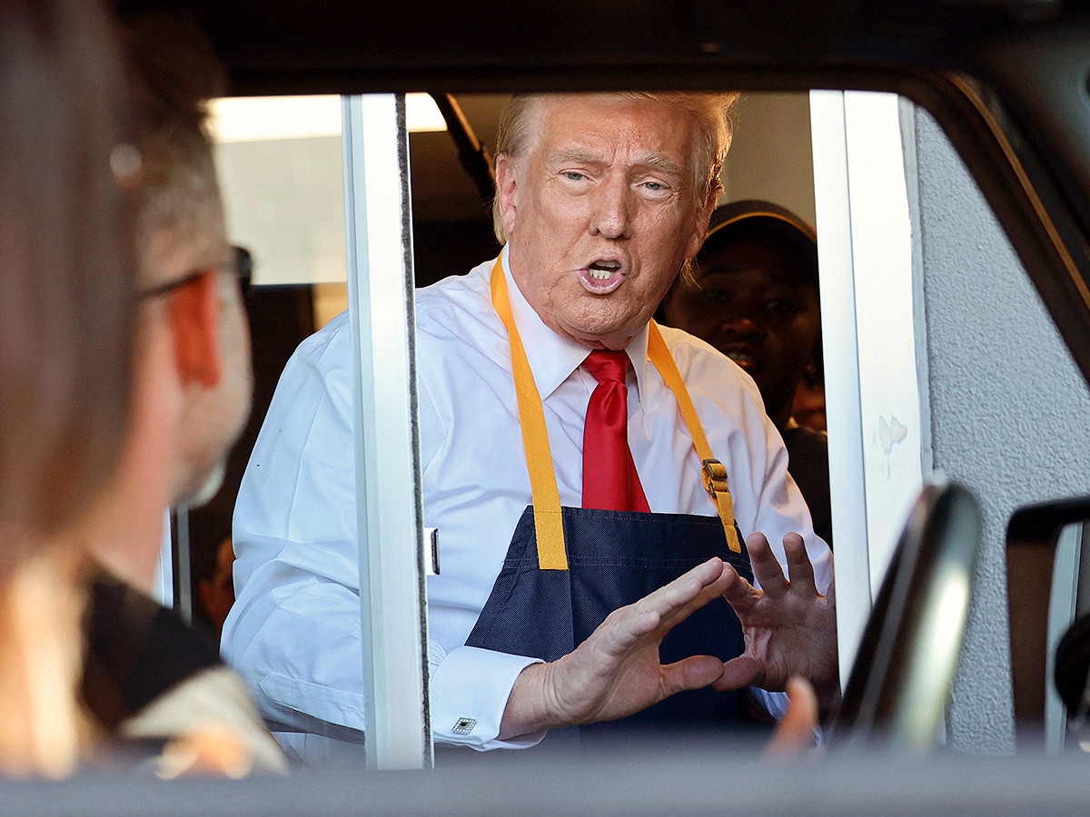 Donald Trump makes fries at McDonald's : Photos8