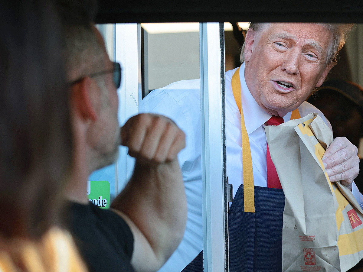 Donald Trump makes fries at McDonald's : Photos9