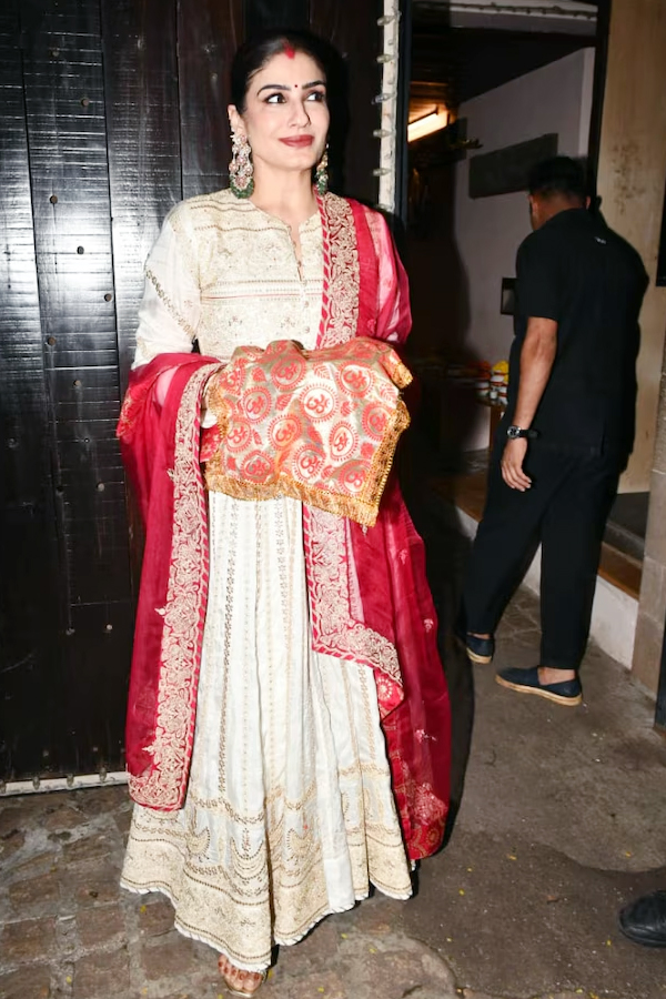 Celebrities attends to Karwa Chauth party at Anil Kapoor's home3