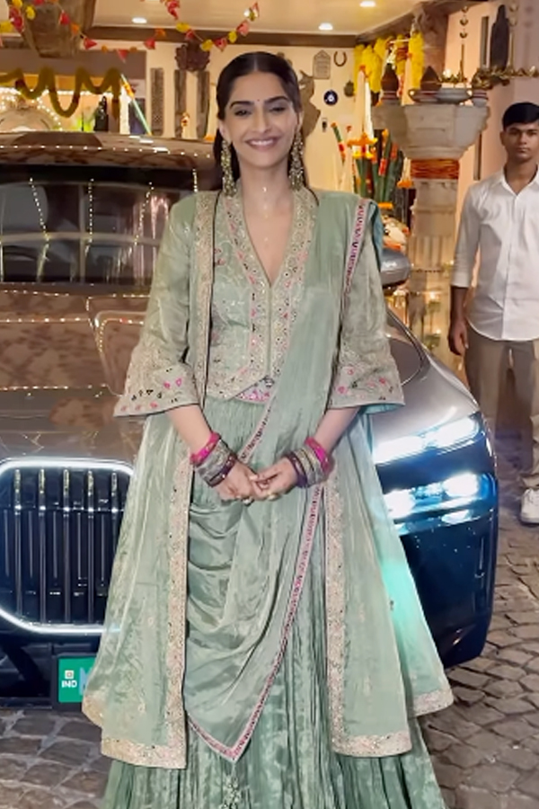 Celebrities attends to Karwa Chauth party at Anil Kapoor's home10