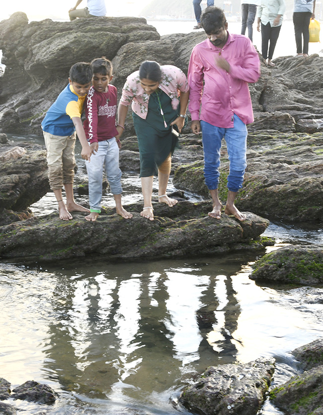 Huge Crowd Enjoying the Weekend at Rk Beach in Visakhapatnam Photo Gallery.9