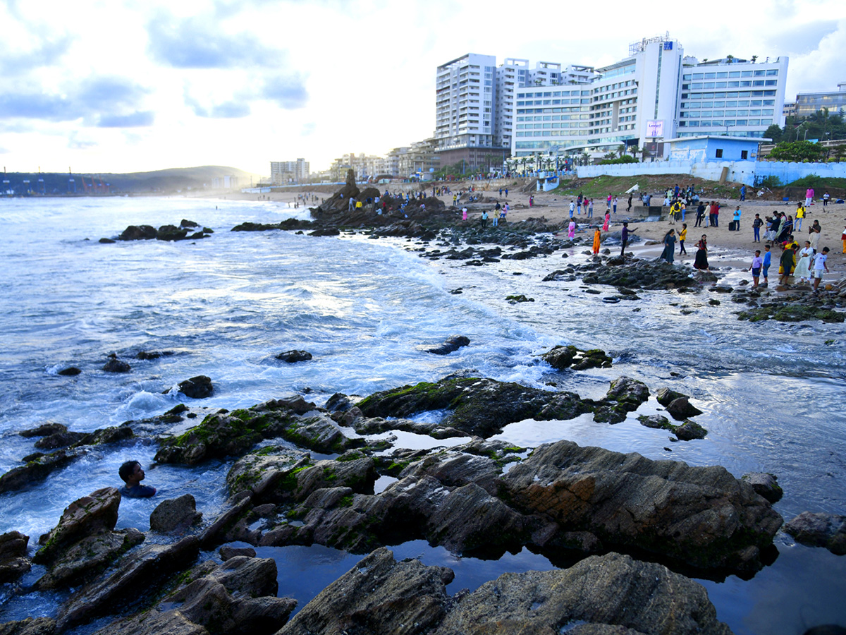 Huge Crowd Enjoying the Weekend at Rk Beach in Visakhapatnam Photo Gallery.10