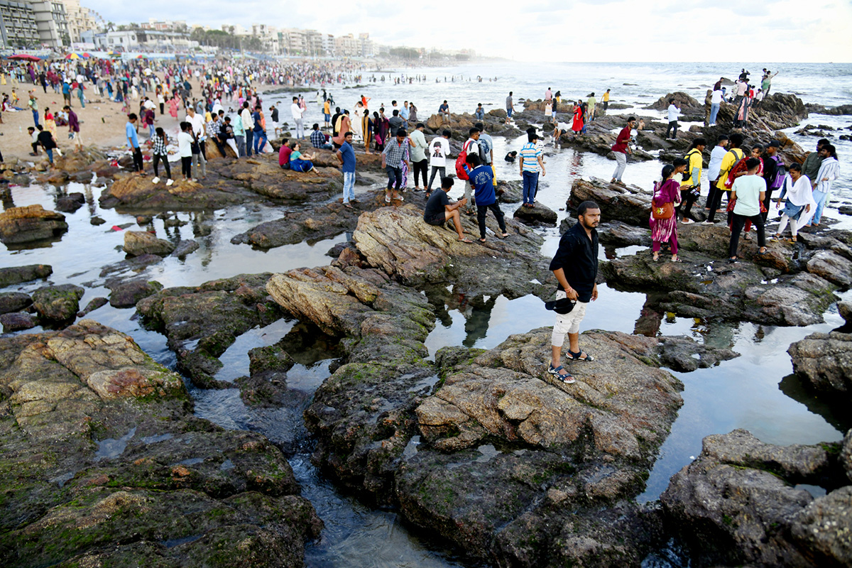 Huge Crowd Enjoying the Weekend at Rk Beach in Visakhapatnam Photo Gallery.3