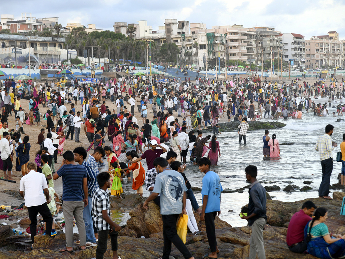 Huge Crowd Enjoying the Weekend at Rk Beach in Visakhapatnam Photo Gallery.4