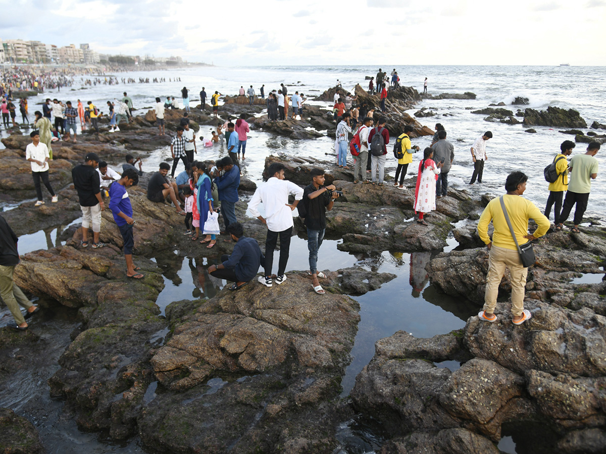 Huge Crowd Enjoying the Weekend at Rk Beach in Visakhapatnam Photo Gallery.5