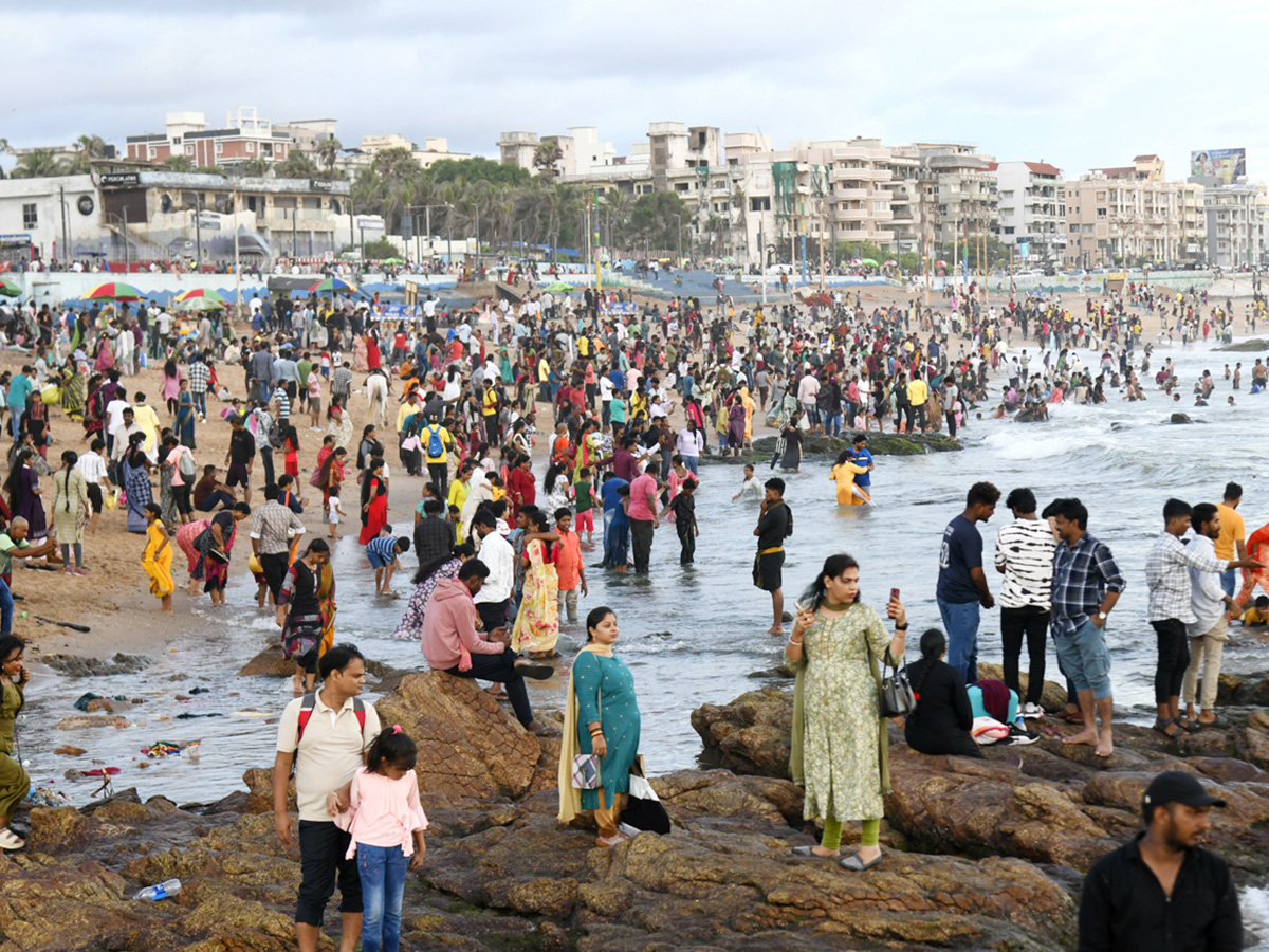 Huge Crowd Enjoying the Weekend at Rk Beach in Visakhapatnam Photo Gallery.6