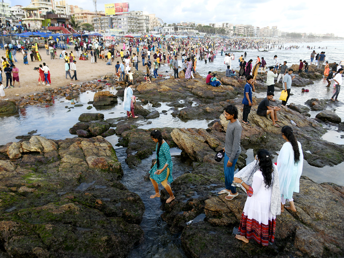 Huge Crowd Enjoying the Weekend at Rk Beach in Visakhapatnam Photo Gallery.7