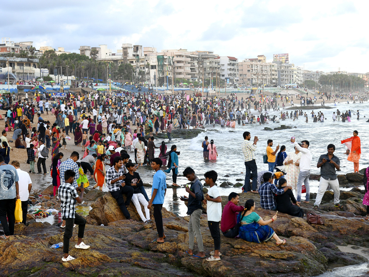 Huge Crowd Enjoying the Weekend at Rk Beach in Visakhapatnam Photo Gallery.8