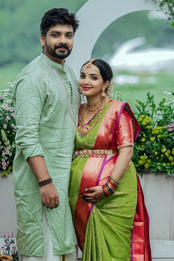 Malavika Krishnadas Maternity Photoshoot19