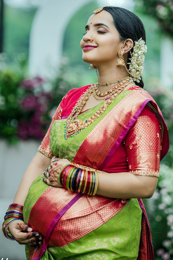 Malavika Krishnadas Maternity Photoshoot24