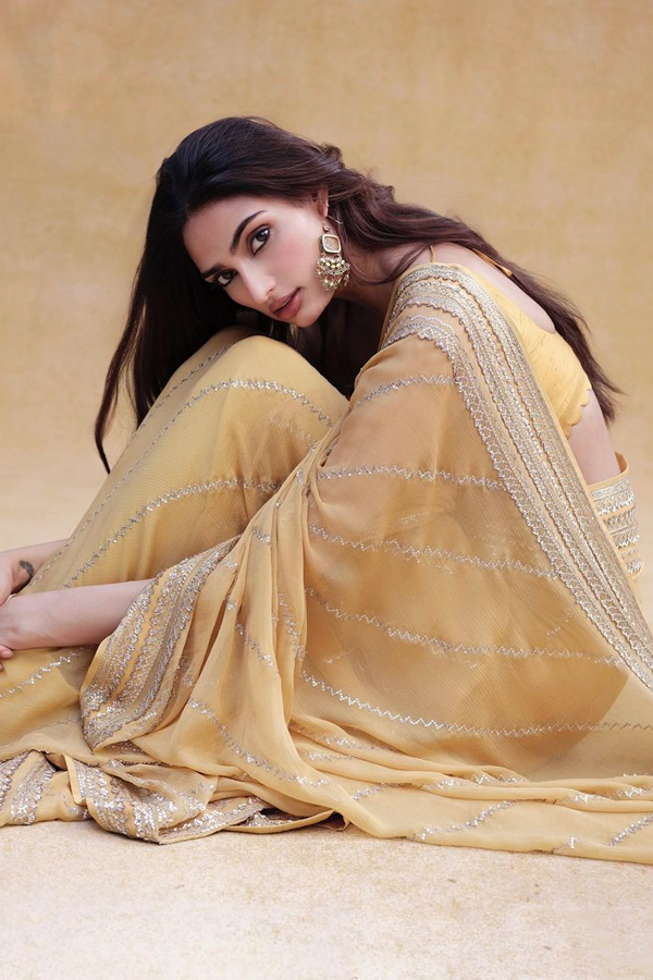 Actress Athiya Shetty Traditional Festive look In A Gorgeous Pink And Gold Silk Saree5