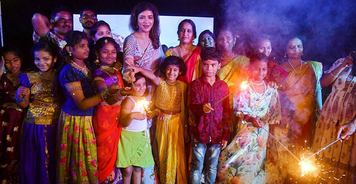 Manchu Lakshmi Celebrates Pre Diwali At Her Home With Children8