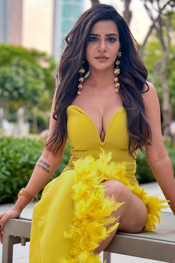 ashu reddy Mesmarizing looks on yellow dress photos6