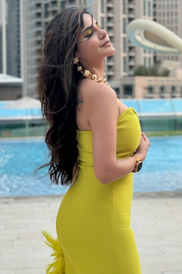 ashu reddy Mesmarizing looks on yellow dress photos8