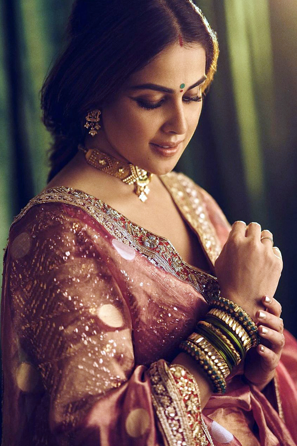 Actress Genelia Deshmukh shares beautifull pics as diwali vibes2